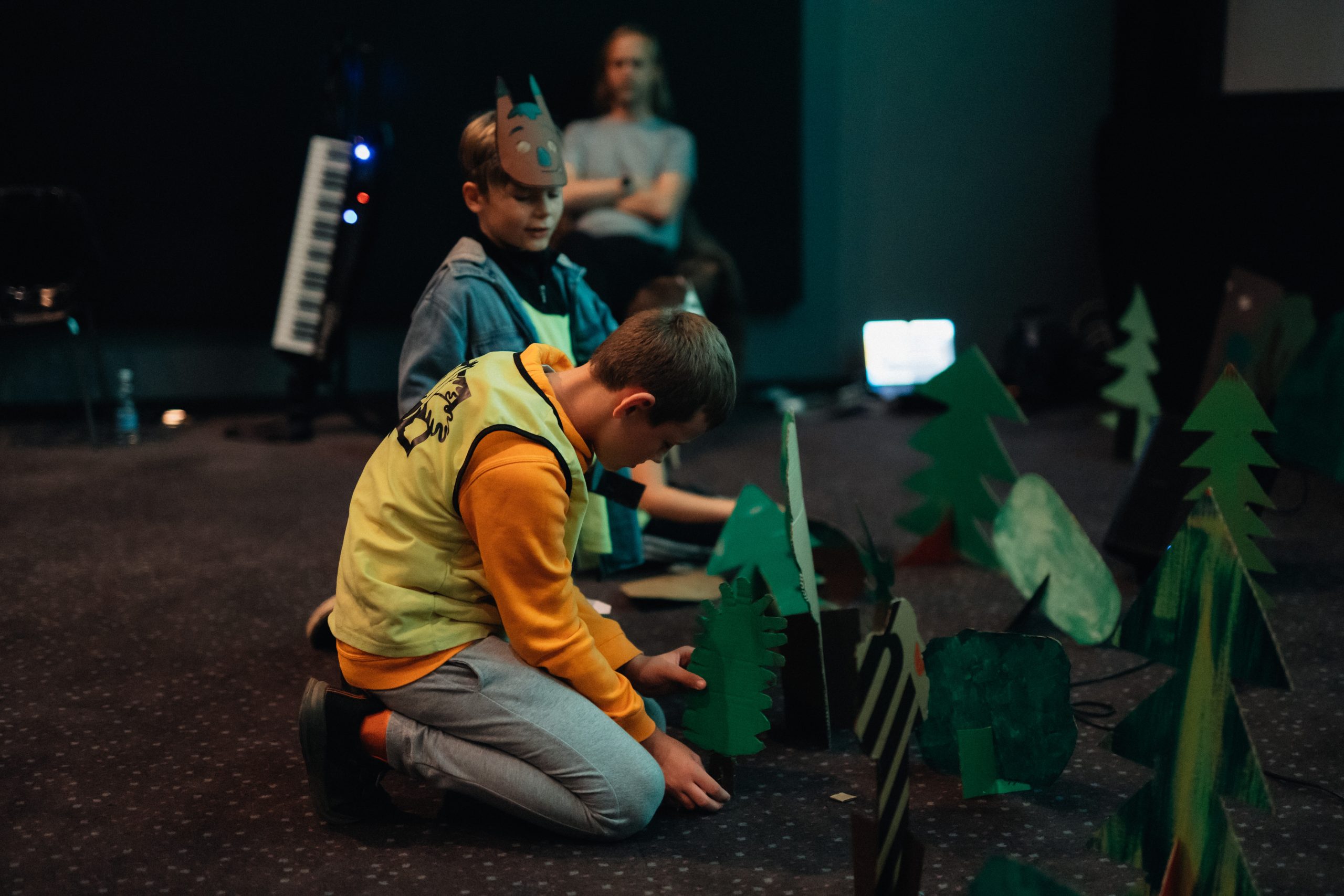 Hop, klap, lyt4 - Den sagnomspundne keytar står klar, mens børn fra Viborg pynter biografen med troldetræer